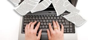 due mani che scrivono su una tastiera